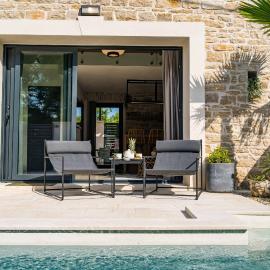 Stone House with pool Poeta, hotel di Pridraga