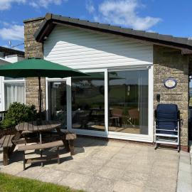 VALLEY VIEW self-catering coastal bungalow in rural West Wight, hotel in Freshwater
