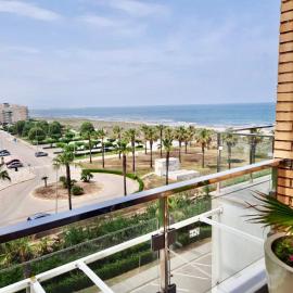 Apartamento a 100 metros de la playa con grande terraza y vistas al mar