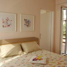 Bright and airy home 50 meters from the beach, hotel in Xylokastro