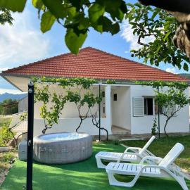 Blue Sky - jacuzzi & wine, hotel en Ožići
