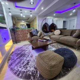 Exquisite and Cozy 3-bedroom Apt with hot-tub, WiFi, DSTV, and Inverter Power Backup, hotell i Agege