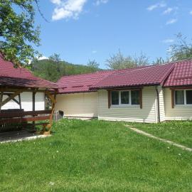 Будиночок Мойсейчуків, hotel in Krivorovnya