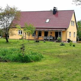 Ostseenahes Ferienhaus mit 3 Schlafzimmern und großem Naturgarten, hotel i Nienhagen