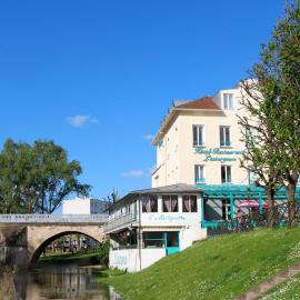 Hôtel L'Esturgeon, hotel u gradu Poasi