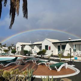 Bungalows Doble UVE، فندق في تياس