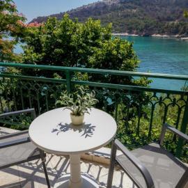 Petra Mare Apartments 2، فندق في Thymonia Beach