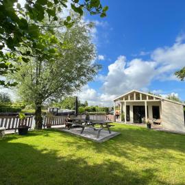 NEW - Private Cabin - on a lake near Amsterdam, hotelli kohteessa Vinkeveen