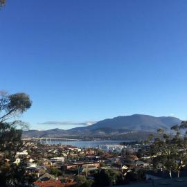 Spacious Apartment - Warm and Welcoming in Lindisfarne, 8 min from CBD
