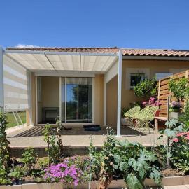 Grande maison avec vue sur le lac, מלון בSaramon