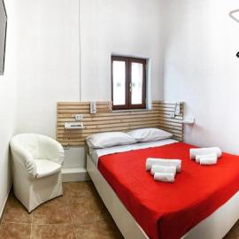 MIRIS home fast and comfortable with self check in 8 minutes walk near Naples airport، فندق في نابولي