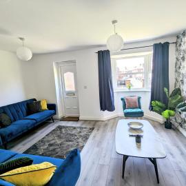 4 bed home with driveway parking, ideally located in Latchford, Warrington - Latchford Mews, hotelli kohteessa Warrington