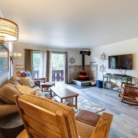 Riverfront Condo Near Downtown Estes Park!, khách sạn ở Estes Park