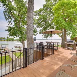2 Boat Docks: Grand Lake Waterfront Home, hotell i Grove