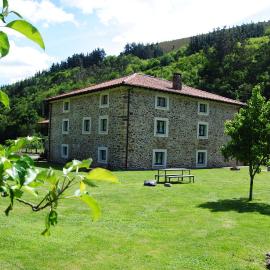 Apartamentos Rurales Ca Lulón, Hotel in Navelgas