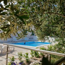 Holiday House M&A&K with swimming pool, hotell i Kastel Stafilic