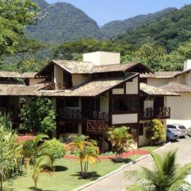 Casa R1 em condomínio fechado frente a praia Maresias, hotel in São Sebastião