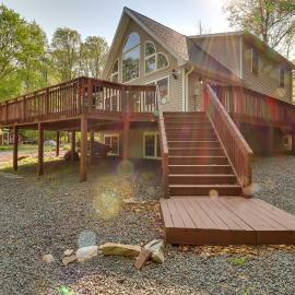 Huge Deck: Stunning Pocono Lake Vacation Rental!, hotelli kohteessa Pocono Lake