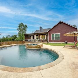 Pool & Hot Tub in Sunny Smithville Getaway!，Smithville的飯店