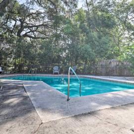 Pool home sleeps 6 with large fenced yard, hotel i Jacksonville