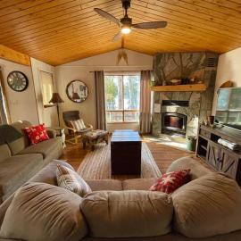 Dawson Loop Inn 3BR Lakefront Chalet Style Cottage, hotel em Maynooth
