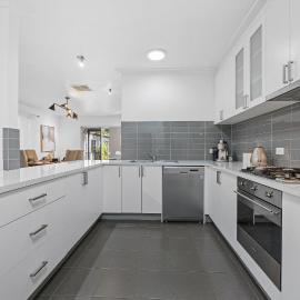 Ballarat Cozy Cottage for Families, Sleeps 8, Pet Friendly, Big backyard, Parking for 4 cars, Close to Shopping mall
