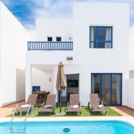 Luxury 3-bedroom villa with heated private pool - in Marina Rubicon, Playa Blanca, Lanzarote, hotel in Playa Blanca
