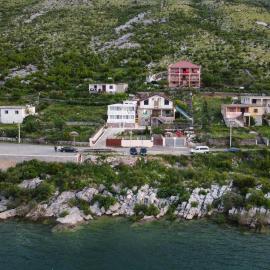 LakeFront House – hotel w mieście Shirokë