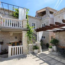 Stone House Apartments Didini Dvori Lumbarda, hotel in Lumbarda