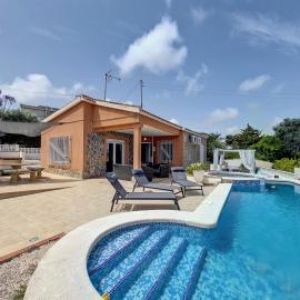 El Carmoli Villa with Private Pool - 9409, hotel i El Carmolí