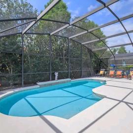 Relaxing, Private Family Home At Lake Berkley Resort, South Facing Pool, Near Disney, SeaWorld, hotel in Kissimmee