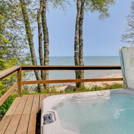 Beachy Palms Cottage on Lake Huron w/ Hot Tub!, готель у місті Palms