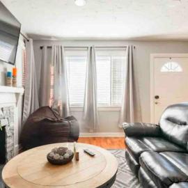 Charming Farmhouse Retreat near Downtown & University Modern Amenities, Fireplace & Porch!, hotel in Birmingham