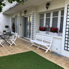 APPARTEMENT PLAIN-PIED Terrasse Jardin Parking, hotel a Nay