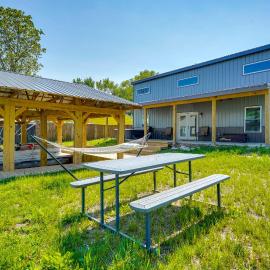 Waterfront Buckeye Lake Vacation Rental w/ Hot Tub、Hebronのホテル