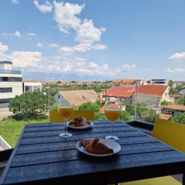 Sea and rock, hotel u gradu Vir