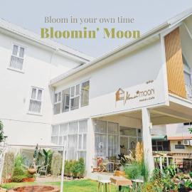 Bloomin' Moon hostel & cafe, Chiang Mai Old Town, hotel di Chiang Mai