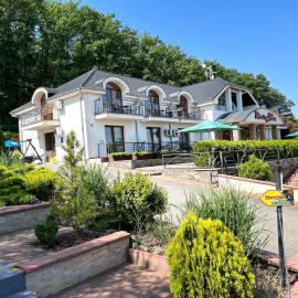 Mery Ján, hotel a Podhájska