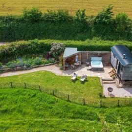 Cherry Blossom -Shepherd Hut, Hot Tub, Wood Burner, hotel in Kenton