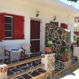 red2 guest house, hôtel à Flampouria