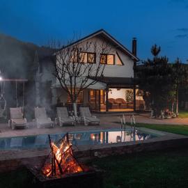 Căsuța de sub deal - Ciubăr și piscină, hotel di Măgura