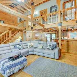 Scenic Blue Ridge Cabin Rental w/ Resort Amenities, hotel v destinácii Sapphire