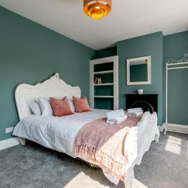 Cosy Blue Shells Cottage - 2bedrooms - Garden - 5mins beach - 1min Shell Grotto, hotelli kohteessa Margate
