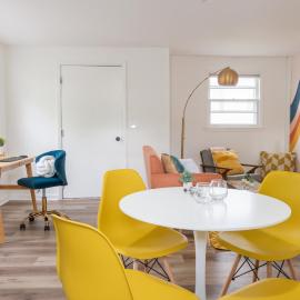 Retro Retreat renovated 2BR, desk, no chore list!, hotel di Kingston
