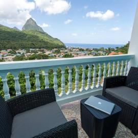 Sapphire Villa 4 - Pitons & Ocean Views + Beach، فندق في سوفريير