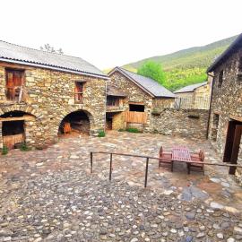 Casa Rural con patio y BBQ en La Vall de Boí, Hotel in Cardet