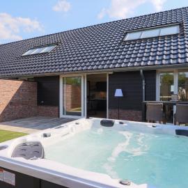 Erve Mulder vakantiehuis met eigen jacuzzi en eigen sauna: Weerselo şehrinde bir otel