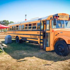 체다에 위치한 호텔 American School Bus Glamping - Somerset