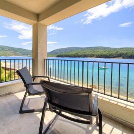 Mamin san: Cres şehrinde bir otel
