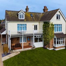 Beachside period family home. 5 BR spacious, comfortable., hotel u gradu Dymchurch